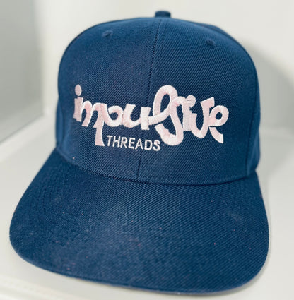 SNAPBACK IMPULSIVE THREADS CAP.