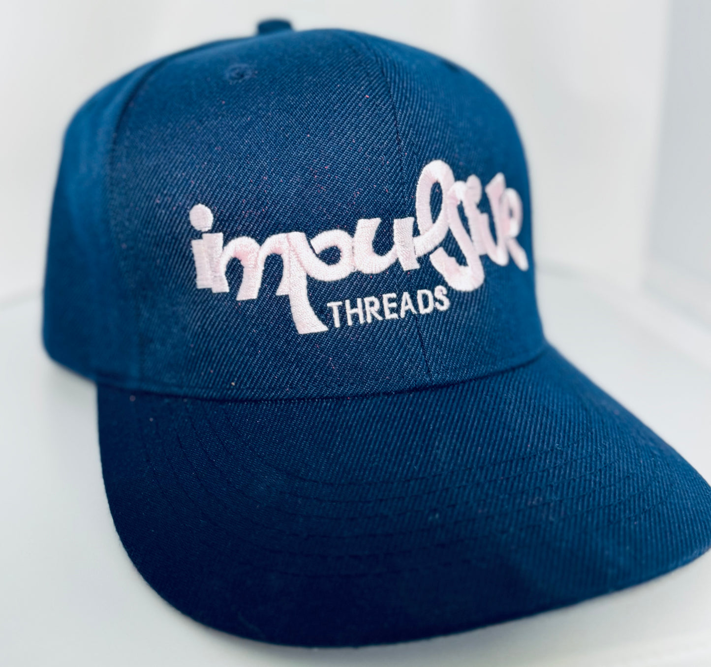 SNAPBACK IMPULSIVE THREADS CAP.