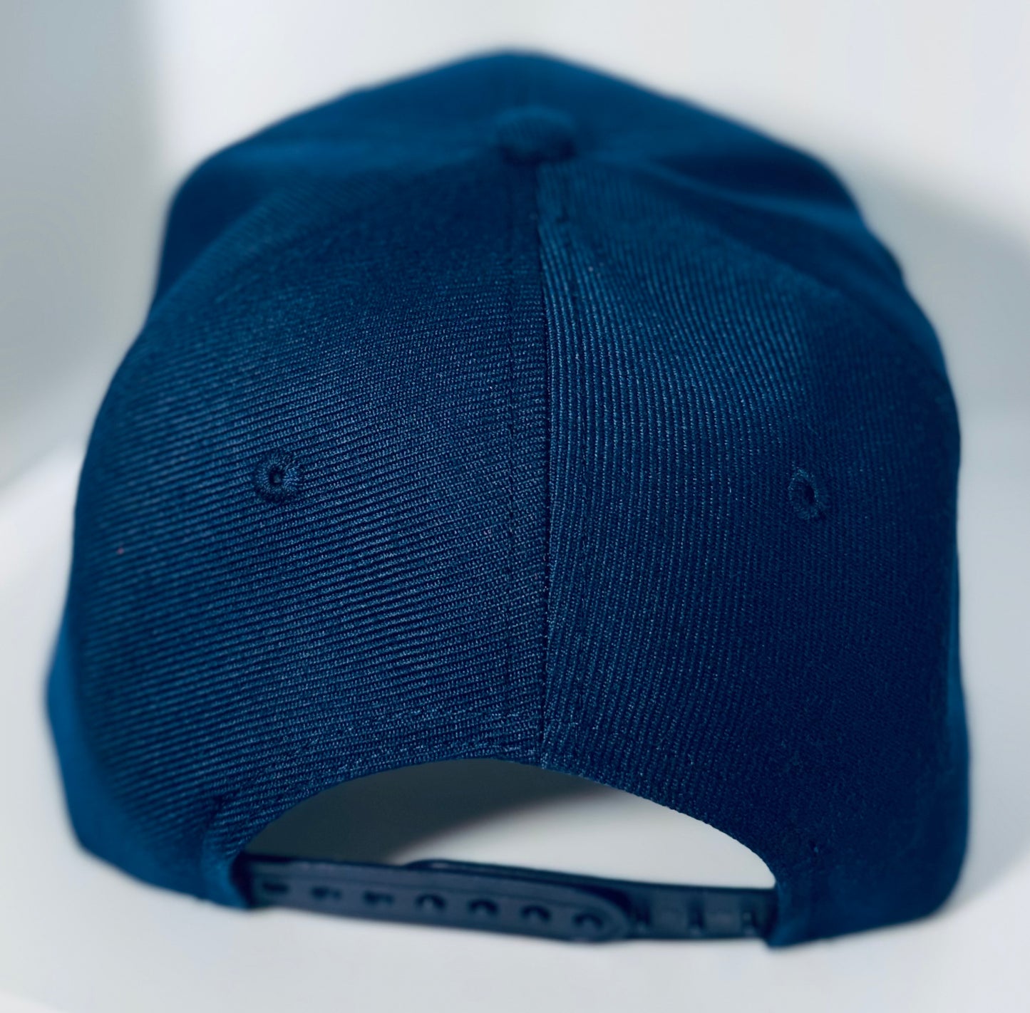 SNAPBACK IMPULSIVE THREADS CAP.