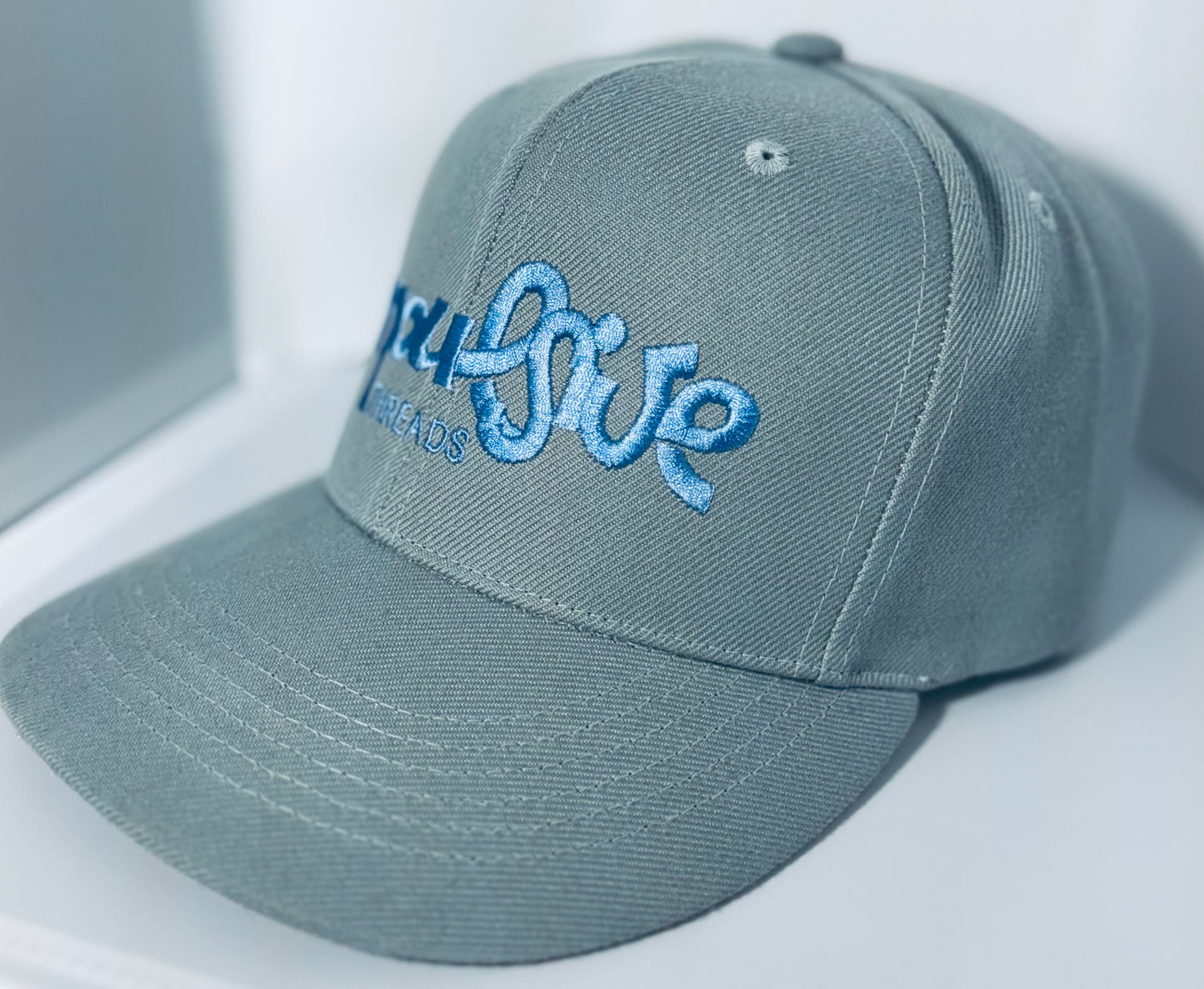 SNAPBACK IMPULSIVE THREADS CAP.